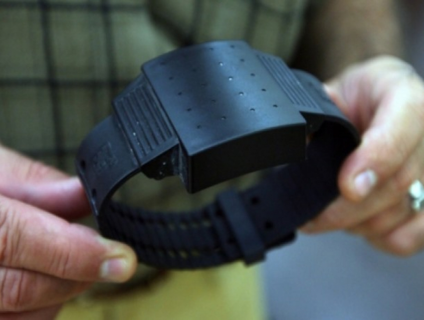 Стукнул женщину, зараза, - так браслет наденешь сразу!