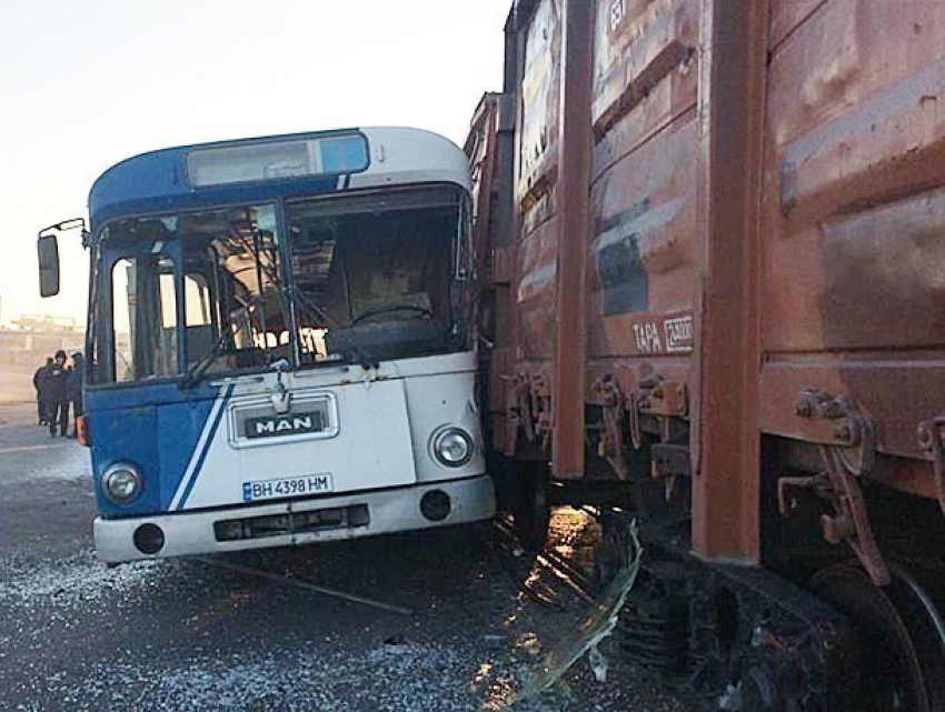 Поезд столкнулся с автобусом под Одессой: пострадали шесть человек