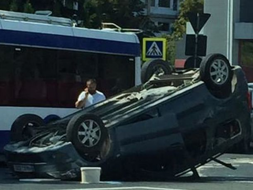 Авария на Чеканах - Dacia перевернулась на капот после столкновения с Mercedes