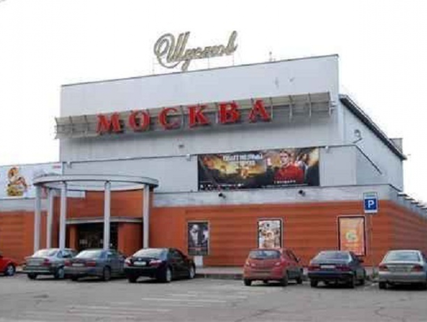 Националисты в Одессе декоммунизировали кинотеатр «Москву» под угрозой сжечь его