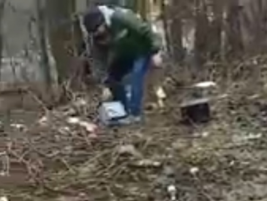 Ушлые сборщики аккумуляторов отравляют лес между Скулянкой и Буюканами, их скандальные действия попали на видео