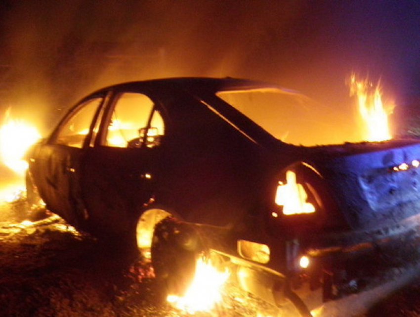 Молдавский фермер из мести поручил работнику сжечь два автомобиля полицейского