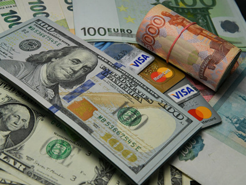 Евро и доллар резко подорожали после выходных: курсы валют на вторник