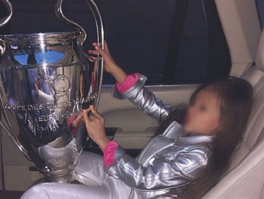 Скандал в Киеве: Кубок Лиги чемпионов пошёл по рукам юных украинок