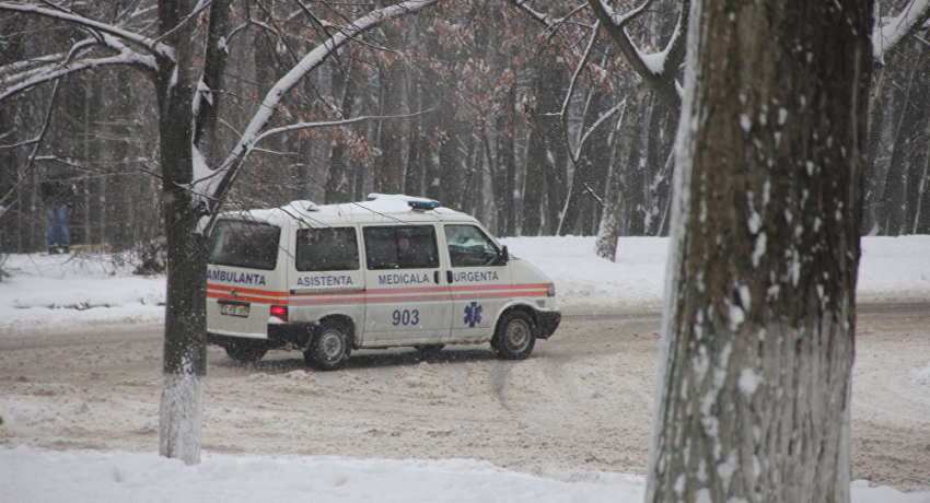 Ситуация со «скорой помощью» в Молдове: множество машин застряло, врачей везут на тракторах