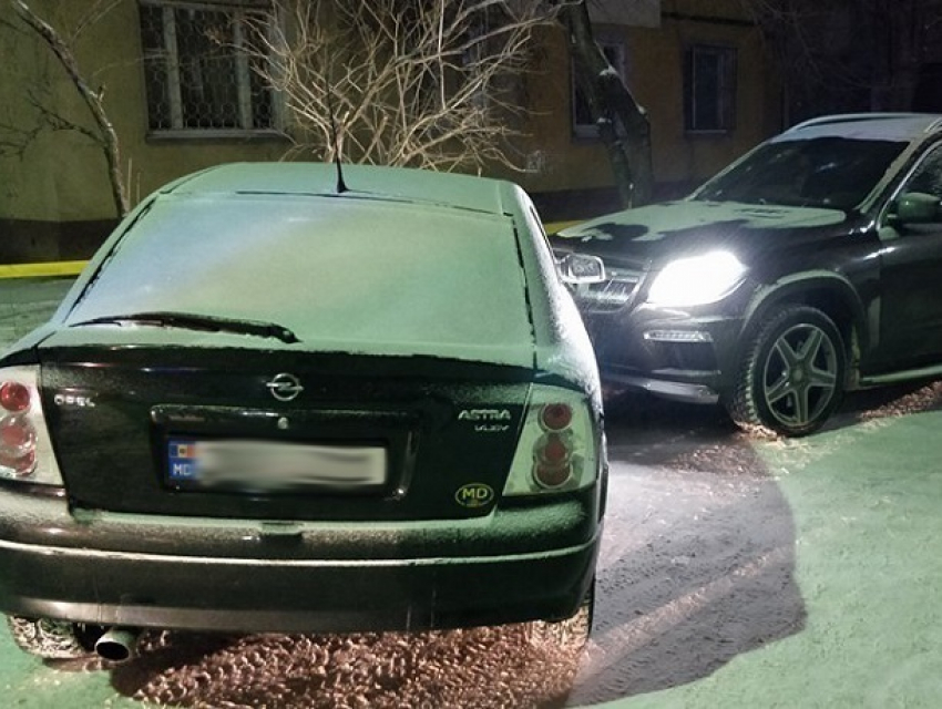 Стрельба на Ботанике: водитель авто Mercedes врезался в Opel и получил ранение