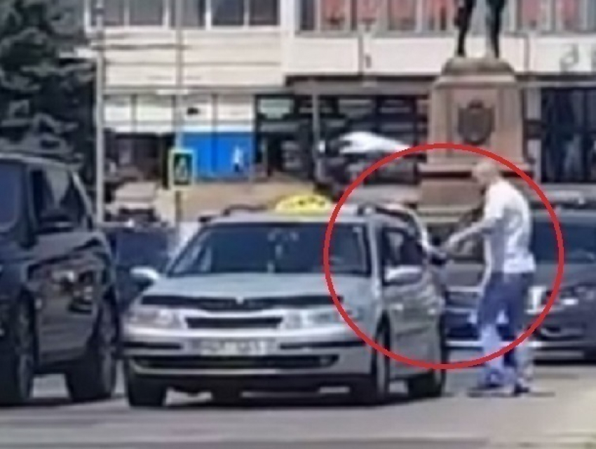 Драку таксиста с водителем внедорожника сняли на видео в Кишиневе