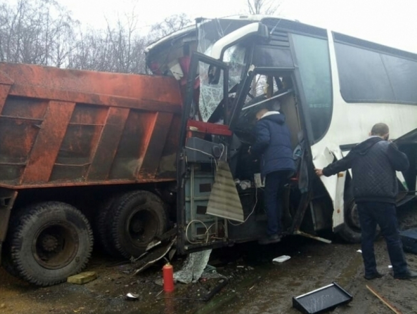 Пассажирский автобус из Молдовы попал в серьезную аварию в Псковской области