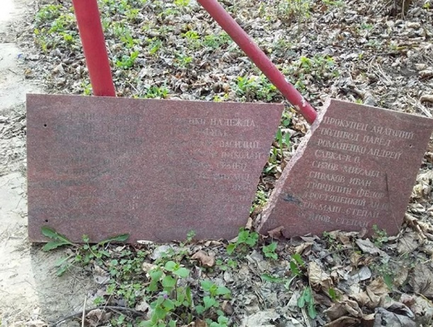 Посольство РФ осудило акт вандализма на кладбище парашютистов