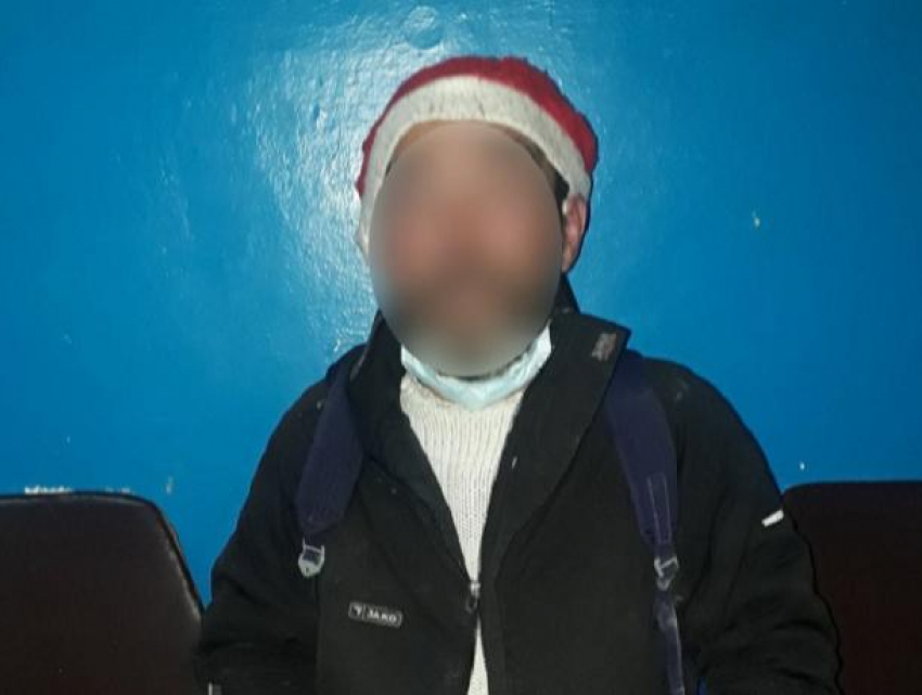 Украл игрушки с главной елки - позорного воришку задержали