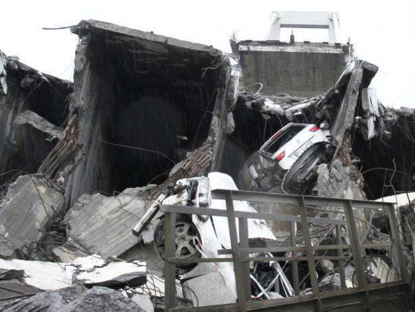Удар стихии обрушил мост в Генуе, много погибших: сделано заявление о гражданах Молдовы