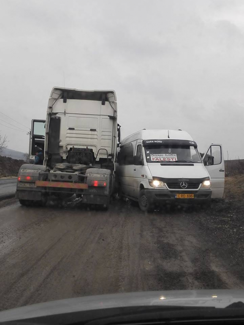 В Унгенском районе пассажирский микроавтобус столкнулся с грузовиком