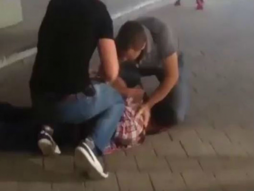Задержание мошенника на лестничной площадке столичного дома сняли на видео