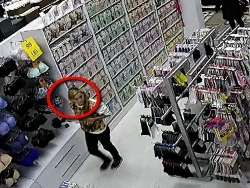 Девушка, укравшая мобильный телефон в столичном магазине, попала на видео