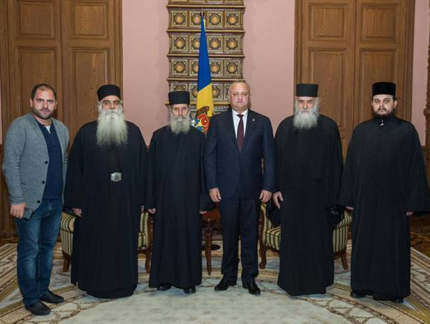 Президент встретился с монахами, которые доставили в Молдову мощи целителя Пантелеймона