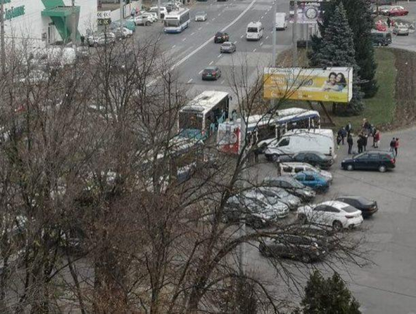 Из-за водителя-эгоиста на Скулянке встали десятки троллейбусов