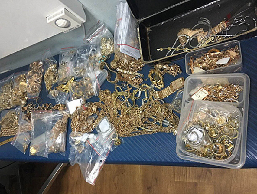 Золото, серебро и драгоценные камни обнаружили у банды подпольных ювелиров в Кишиневе 