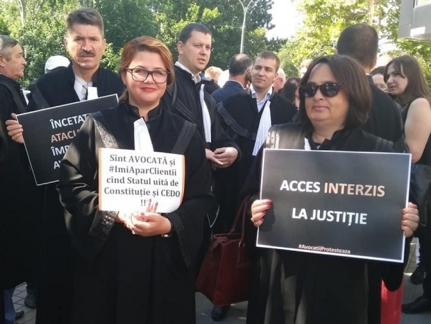 Массовую акцию протеста против арестов устроили адвокаты в Кишиневе 