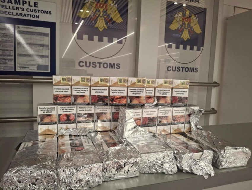 Пассажир рейса Кишинев-Лондон пытался спрятать 100 пачек сигарет в фольгу