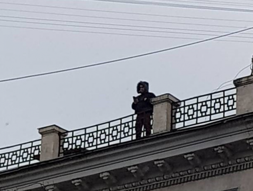 В центре Кишинева парень в очередной раз пообещал убить себя