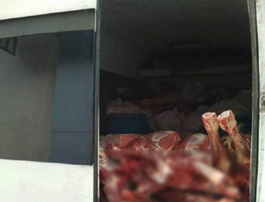 Тонны подозрительного мяса в раскаленном от солнца фургоне задержали на подъезде к кишиневскому рынку