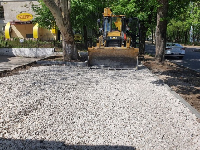 В Кишиневе, на Ботанике, продолжают ремонтировать тротуар