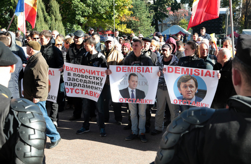 Члены и сторонники ПСРМ и «Нашей партии» пикетировали здание Парламента РМ 