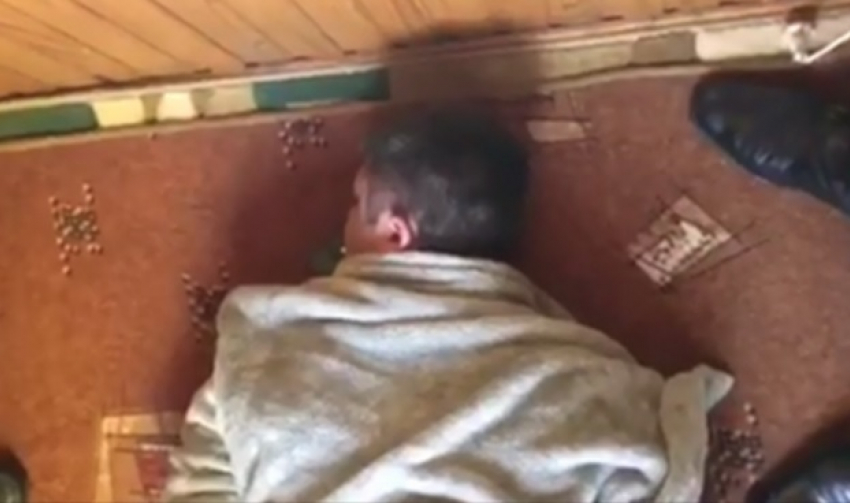 Опубликовано видео из квартиры чиновника, попытавшегося выброситься с балкона при появлении НАЦ
