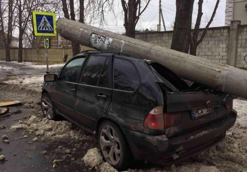 В Кишиневе на BMW X5 упал столб