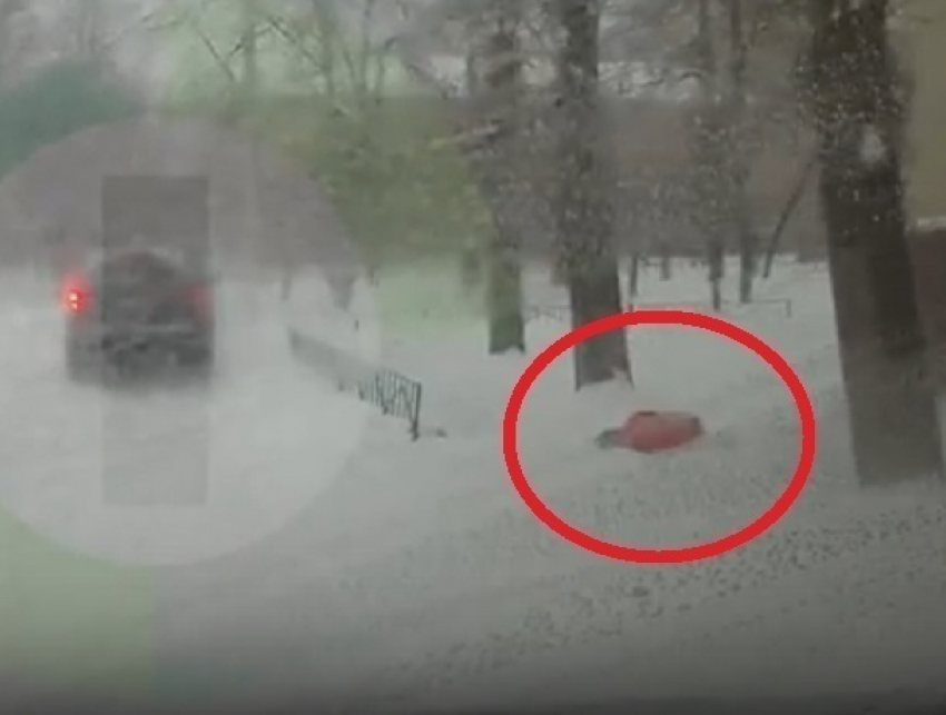 Падение беременной женщины в снег из окна роддома попало на видео