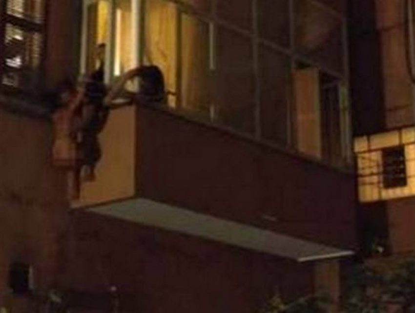Румынская студентка после сексуальных истязаний сбежала от насильника через балкон