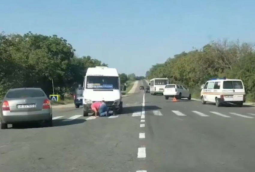 Лихой водитель Volkswagen протаранил маршрутку с пассажирами у Крикова