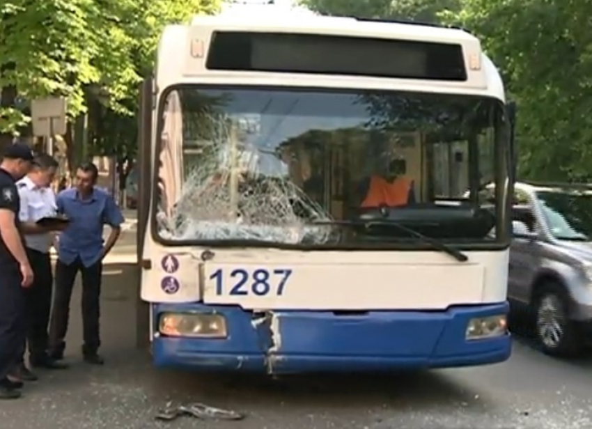В Кишиневе столкнулись троллейбус и микроавтобус, две женщины пострадали