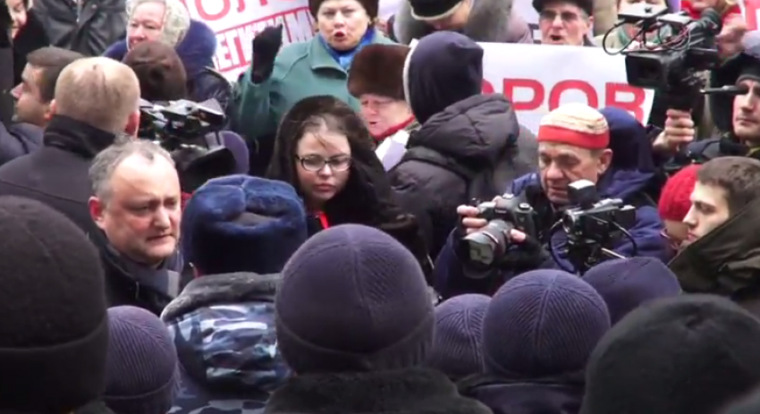 LIVE! Граждане берут в кольцо здание Правительства РМ 