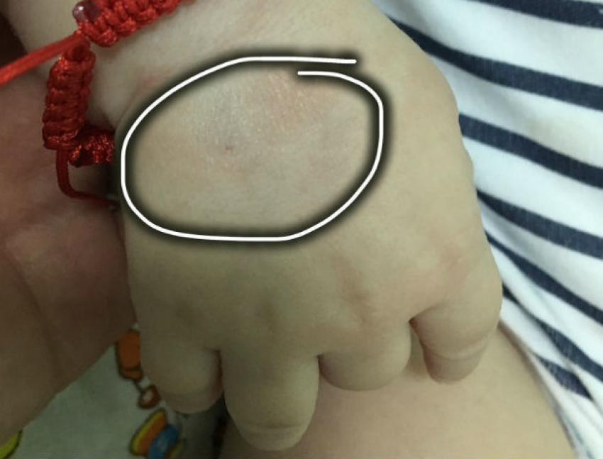 «Ребенка полностью искололи»: издевательства над малышом в больнице показала жительница Кишинева