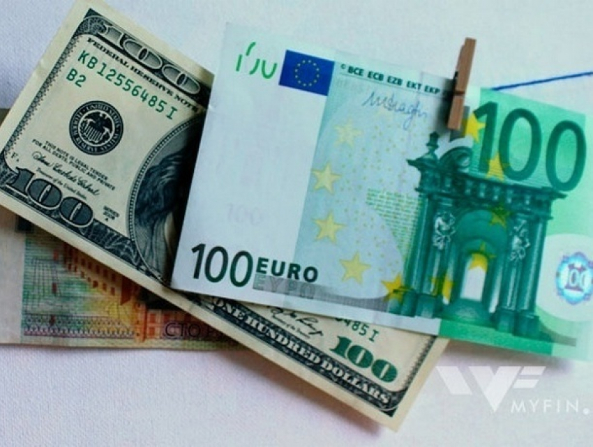 Доллар продолжает продавливать молдавский лей, а евро сдает назад 