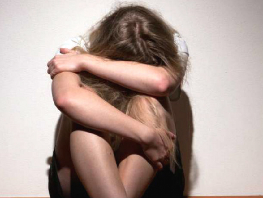 Изнасилование 15-летней больной дочери на глазах ее брата совершил «подонок»