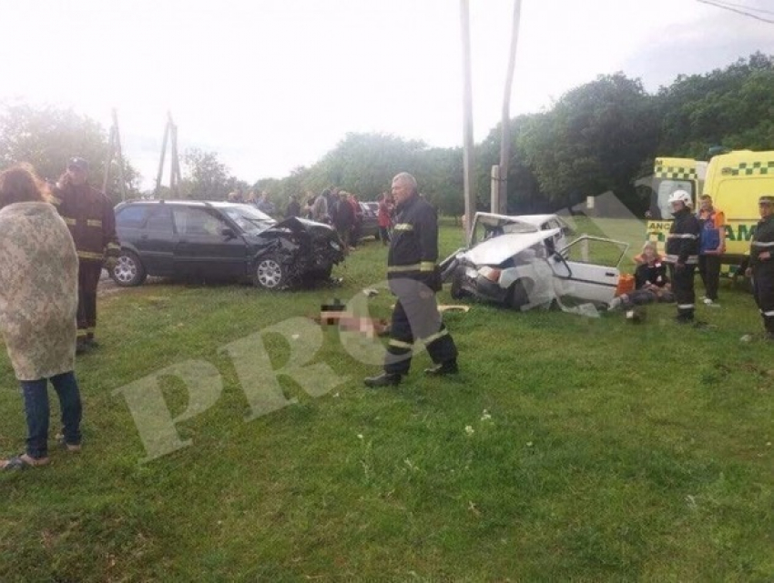 Несовершеннолетний погиб и трое пассажиров получили ранения в жутком лобовом ДТП в Оргеевском районе 