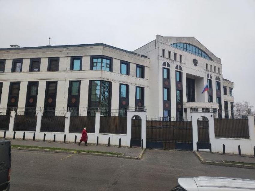 В Кишиневе мужчина бросил «коктейль Молотова» в здание посольства РФ
