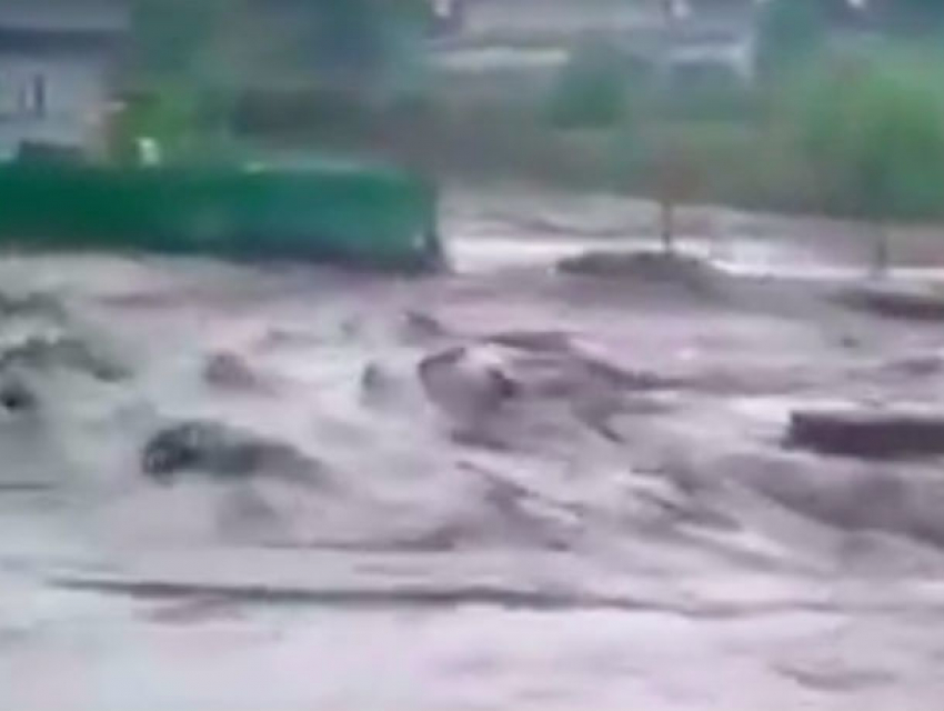 Бушующую водную стихию после грозы в населенных пунктах Молдовы сняли на видео