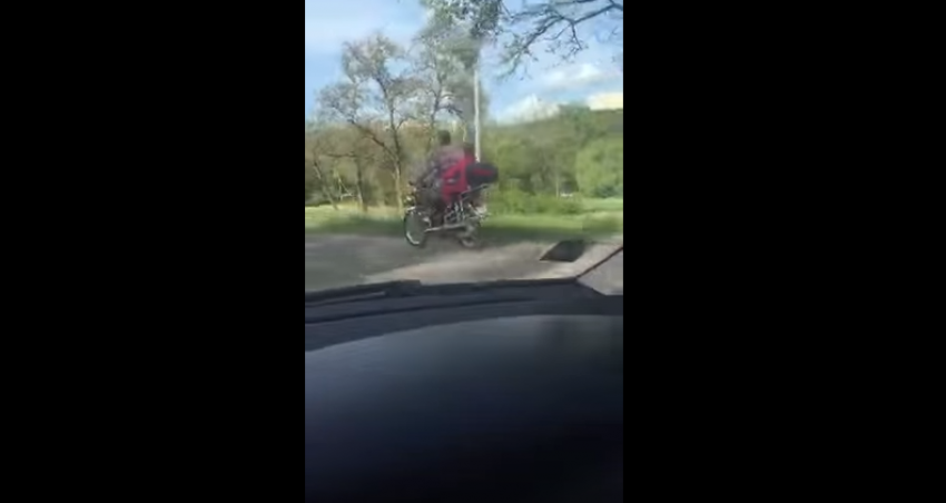 В Кишиневе мужчина вез детей на мотоцикле по тротуару и без шлемов 