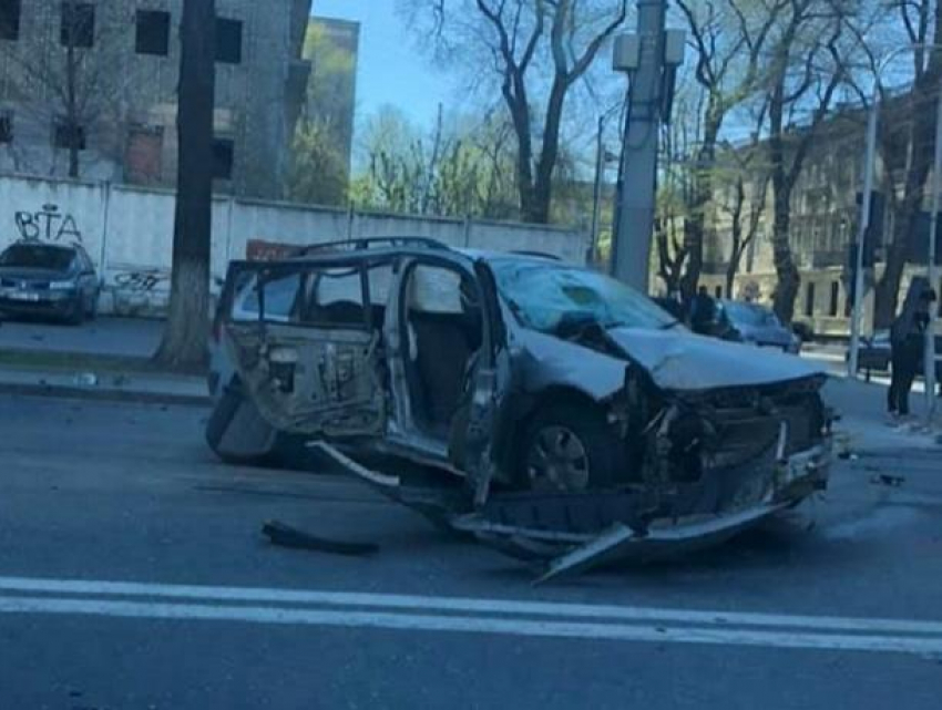 Страшная авария в центре столицы, пассажир вылетел из машины в окно
