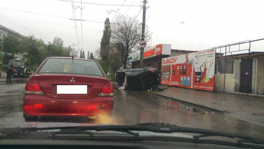 В Кишиневе на улице Мунчештской перевернулся автомобиль
