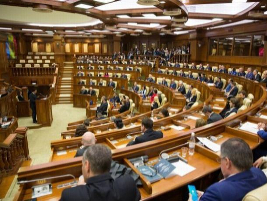 Эксперты считают, что создание парламентской коалиции в РМ задерживается из-за выборов на Украине