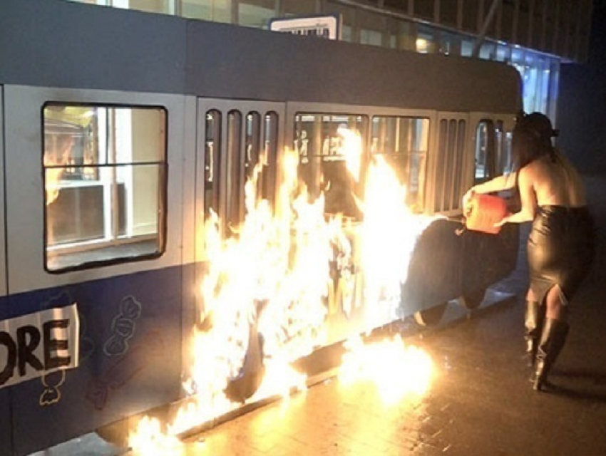 Украинка с обнаженной грудью сожгла трамвай в «логове зверя» Порошенко