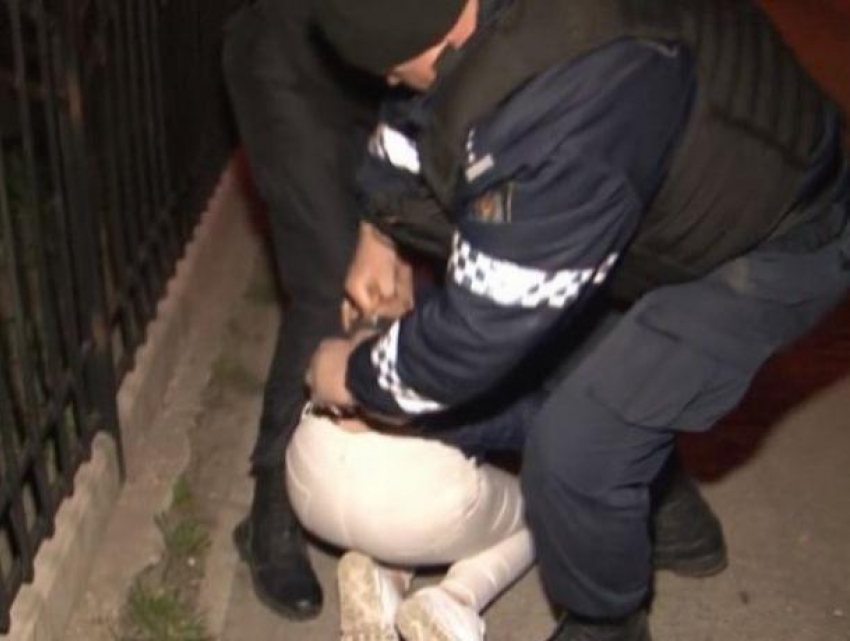 На Чеканах полиция со скандалом задержала пьяную вдрызг 18-летнюю девушку, вздумавшую сесть за руль