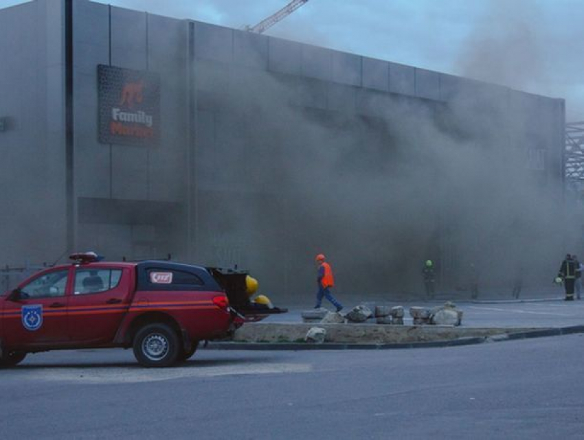 Несмотря на случившийся пожар, покупатели продолжают приезжать в магазин Family Market в Бельцах 