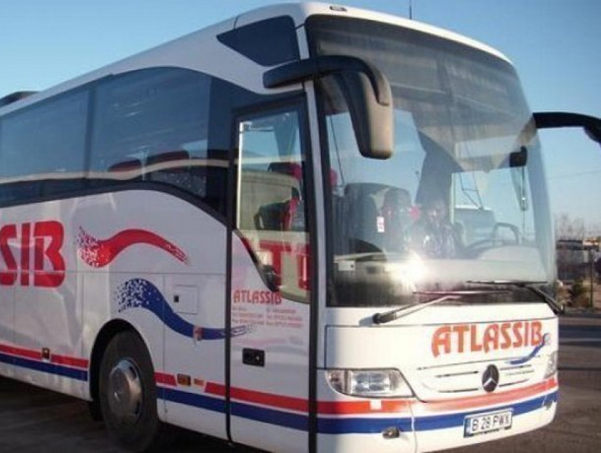 Возмущенным пассажирам сломавшегося автобуса, следовавшего из Англии в Молдову, пришлось оплачивать двойную стоимость билетов