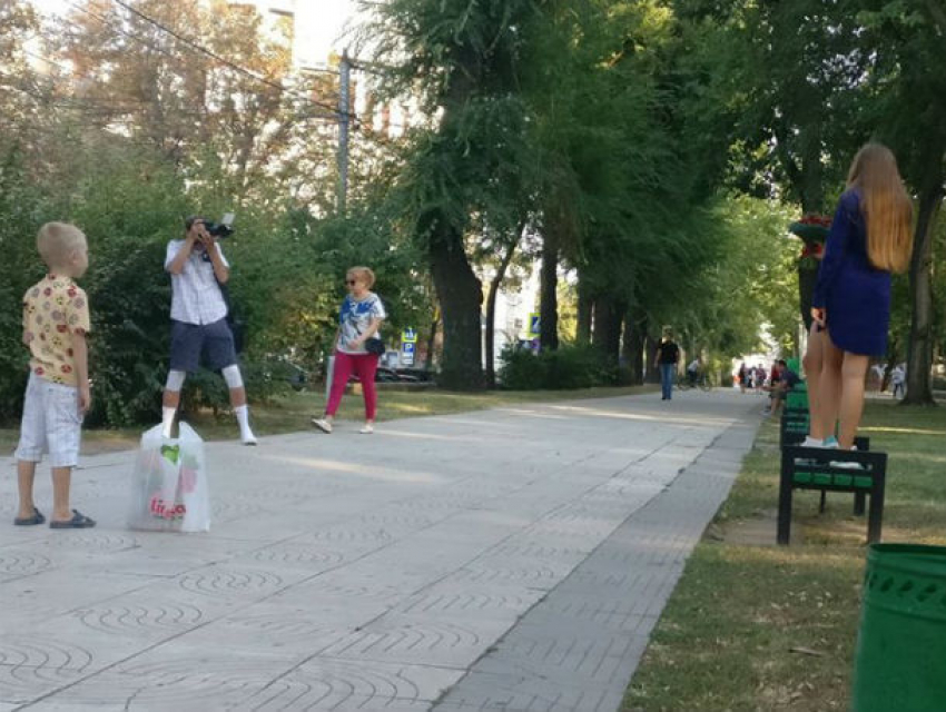 Бурные эмоции жителей Кишинева вызвала фотосессия девушки на лавочке в парке
