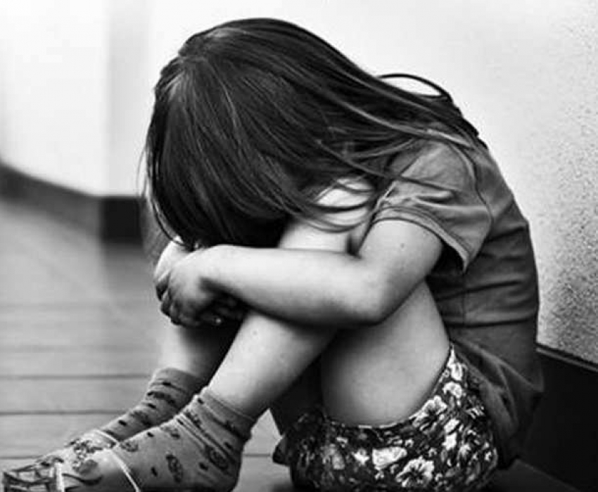 Изнасилованную в Каушанах в 2014 году двухлетнюю девочку вернули матери-алкоголичке